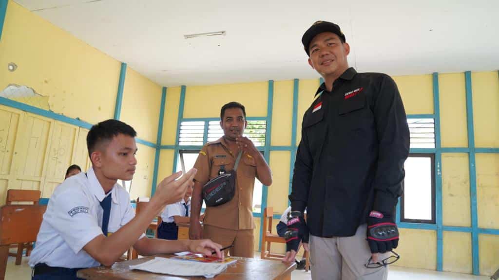 Bupati Kapuas Hulu, Fransiskus Diaan menyemangati para murid agar terus belajar dan tidak putus sekolah, Selasa (11/04/2023). (Foto: Ishaq)