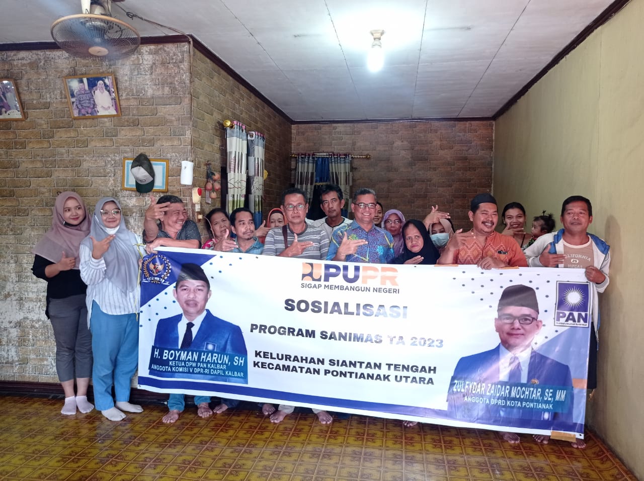 Foto bersama warga dan peserta sosialisasi program sanimas di Kelurahan Siantan Tengah, Selasa (11/04/2023). (Foto: Jauhari)