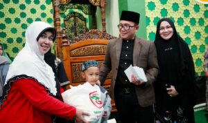 Wakil Bupati Kubu Raya, Sujiwo memberikan santunan kepada anak-anak yatim dan kaum duafa di Masjid Al Mukhlisin, Desa Sungai Raya Dalam, Kecamatan Sungai Raya, Senin (10/04/2023). (Foto: Jauhari)