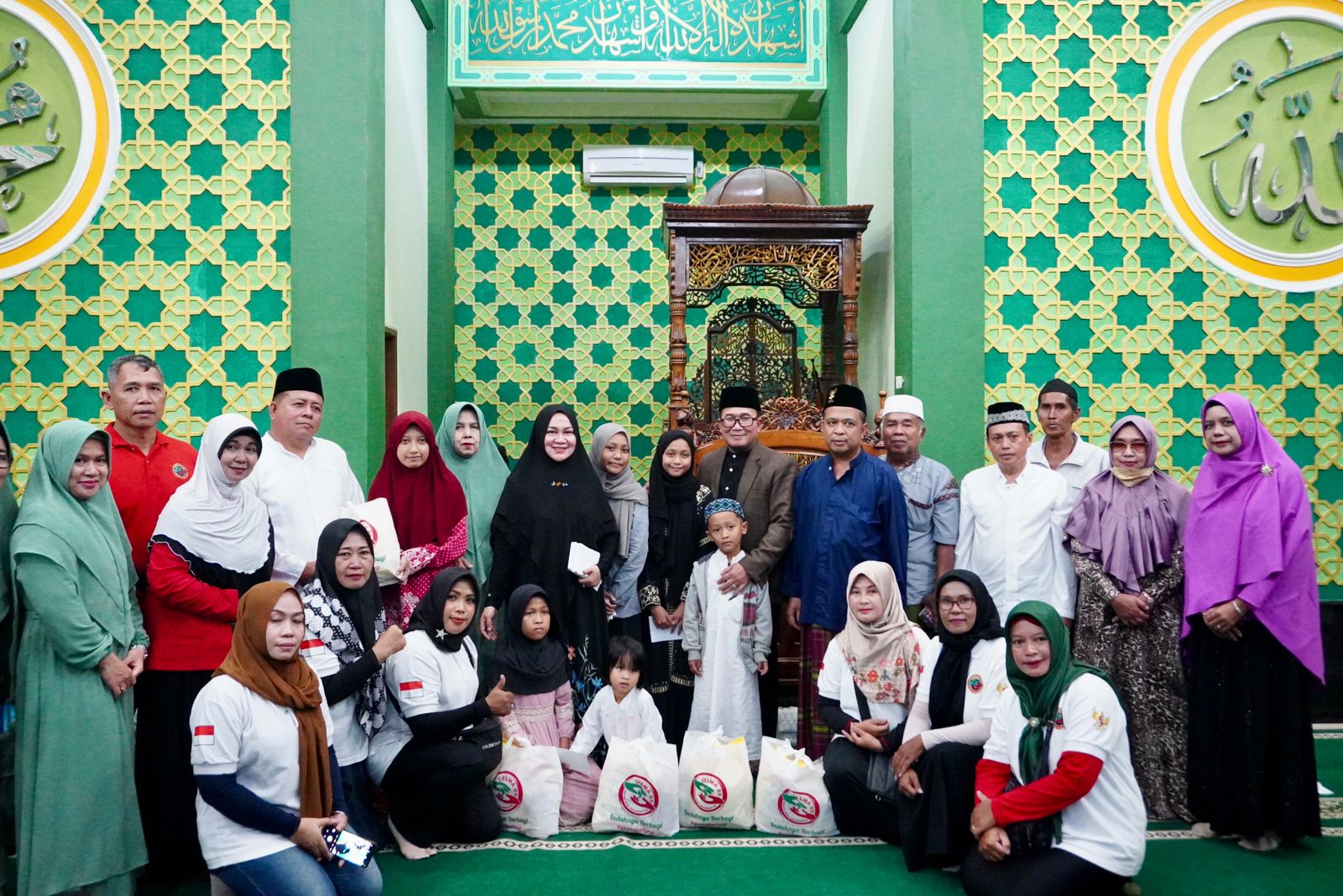 Wakil Bupati Kubu Raya, Sujiwo foto bersama anak-anak yatim dan kaum duafa usai menyerahkan santunan, di Masjid Al Mukhlisin, Desa Sungai Raya Dalam, Kecamatan Sungai Raya, Senin (10/04/2023). (Foto: Jauhari)