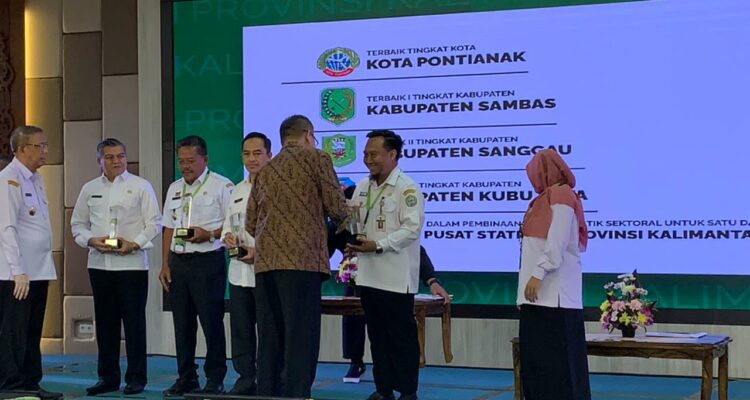 Penyerahan penghargaan Pembangunan Daerah Tingkat Provinsi Kalbar 2023. (Foto: Kominfo For KalbarOnline.com)