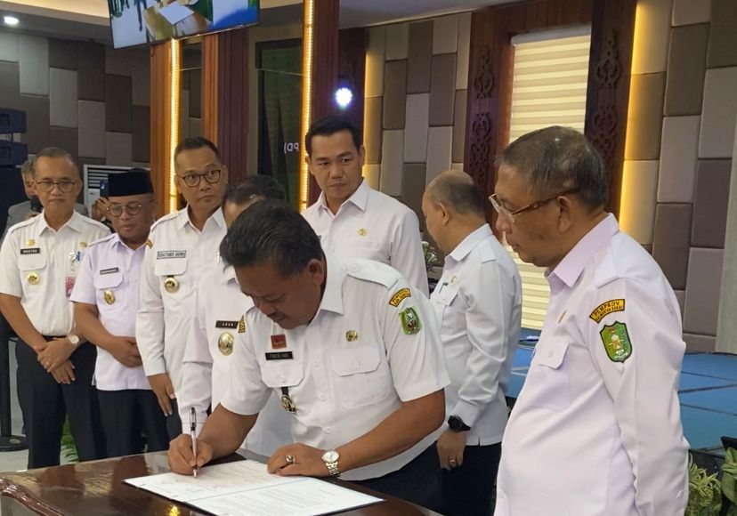 Gubernur Kalbar, Sutarmidji menyaksikan kepala daerah tingkat dua menandatangani berita acara Musrenbang RKPD Provinsi Kalbar 2024. (Foto: Jauhari)
