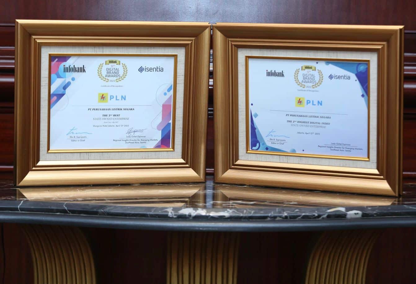 Dua penghargaan dari Infobank kepada PLN. (Foto: PLN)