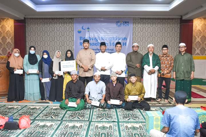 Kegiatan Berbagi Bingkisan Ramadhan 1444 H yang diselenggarakan oleh Yayasan Baitul Maal (YBM) PLN UP3 Ketapang, di Aula Masjid Agung Al-Ikhlas Ketapang, Kamis (13/04/2023). (Foto: Adi LC)
