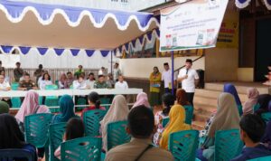 Wakil Bupati Kapuas Hulu, Wahyudi Hidayat me-launching penyaluran bantuan pangan tahun 2023 yang dilaksanakan di Kantor Lurah Putussibau Kota, Rabu (12/04/2023). (Foto: Ishaq)