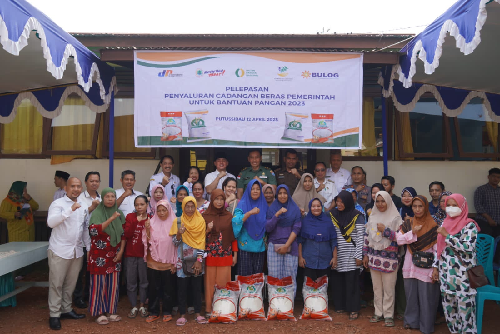 Wakil Bupati Kapuas Hulu, Wahyudi Hidayat foto bersama dalam acara launching penyaluran bantuan pangan tahun 2023 yang dilaksanakan di Kantor Lurah Putussibau Kota, Rabu (12/04/2023). (Foto: Ishaq)