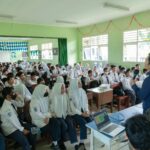 PLN UP3B Sistem Kalbar melakukan sosialisasi bahaya kawat layangan di SMP Negeri 28 Pontianak, Selasa (04/04/2023). (Foto: PLN)
