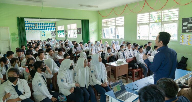 PLN UP3B Sistem Kalbar melakukan sosialisasi bahaya kawat layangan di SMP Negeri 28 Pontianak, Selasa (04/04/2023). (Foto: PLN)