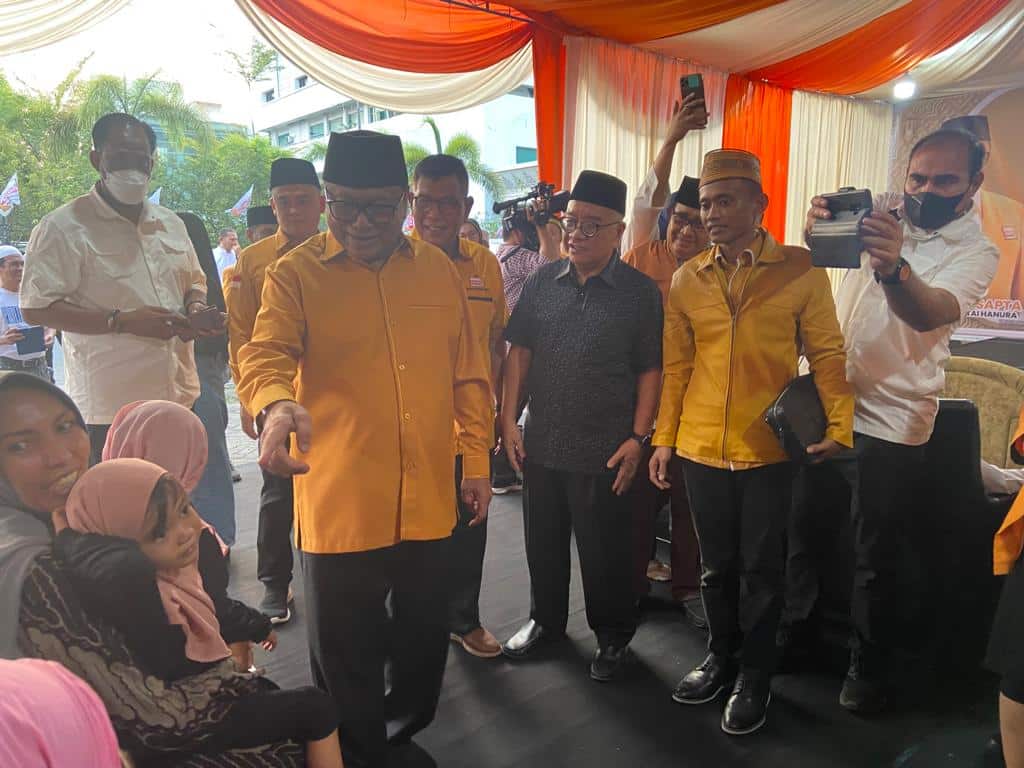 Ketua Umum Partai Hanura, Oesman Sapta Odang (OSO) tiba di lokasi acara buka puasa bersama, Jumat (14/04/2023). (Foto: Jauhari)