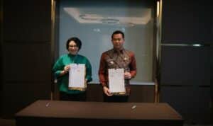 Bupati Kapuas Hulu, Fransiskus Diaan meneken kerja sama terkait pengolahan emas bersama Direktur Jenderal PSLB3. (Foto: Ishaq)