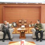 Pertemuan antara Gubernur Kalbar, Sutarmidji dengan Kepala BP2MI, Benny Rhamdani, di Kantor Gubernur Kalbar, Kota Pontianak, Jumat (14/04/2023). (Foto: Biro Adpim For KalbarOnline.com)
