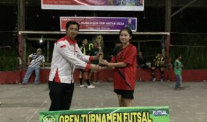 Penyerahan piala kepada pemenang Open Turnamen Futsal Liga Ramadhan Cup yang digelar oleh Ganjar Milenial Center (GMC) Kalbar. (Foto: Jauhari)