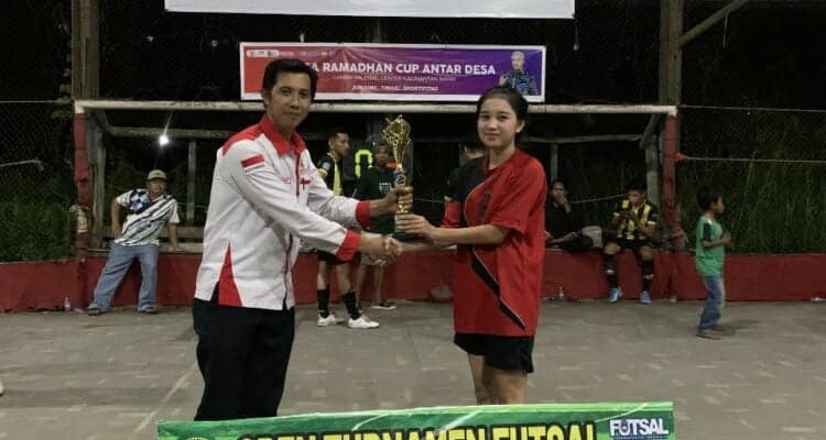 Penyerahan piala kepada pemenang Open Turnamen Futsal Liga Ramadhan Cup yang digelar oleh Ganjar Milenial Center (GMC) Kalbar. (Foto: Jauhari)
