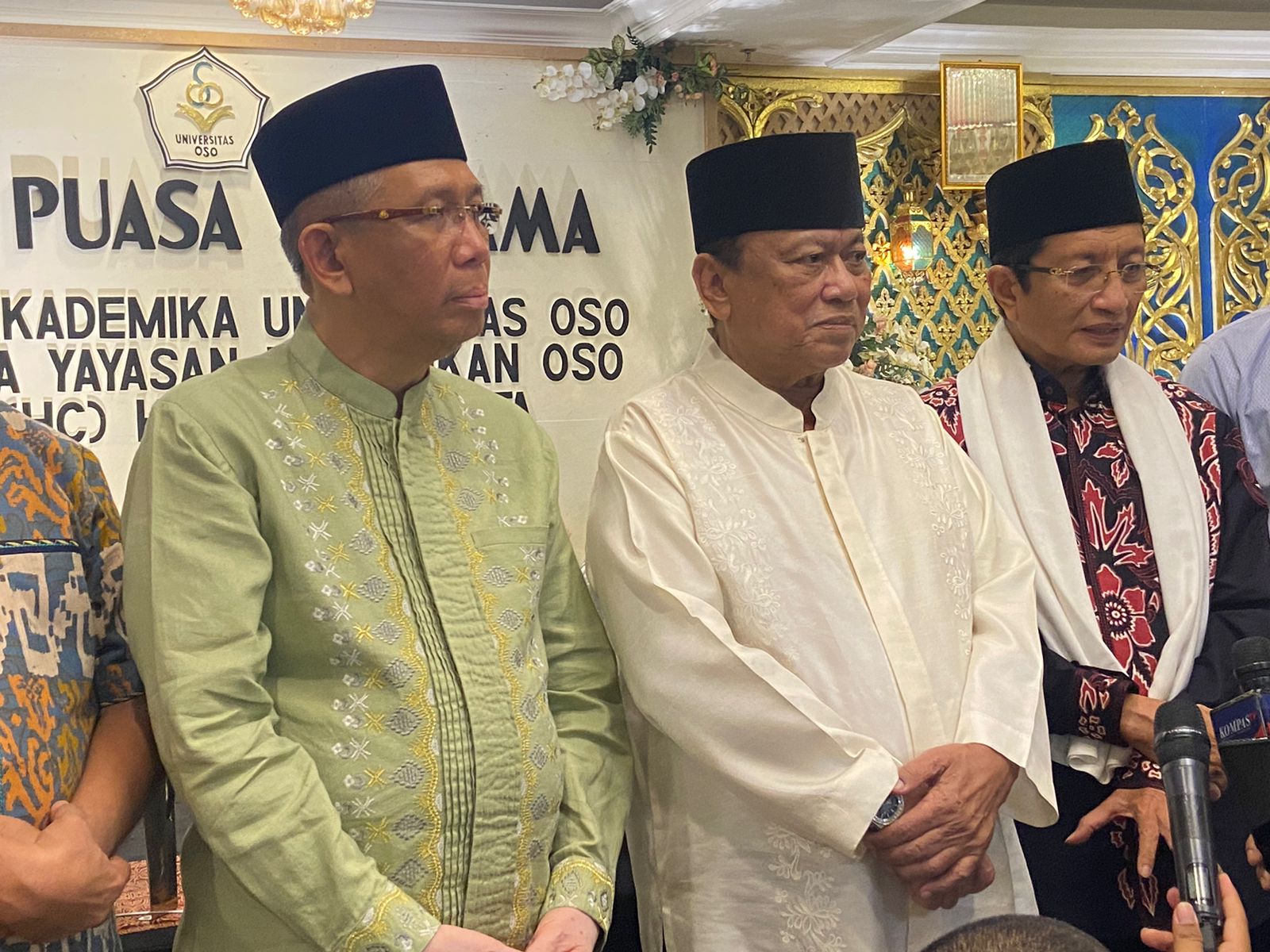 Oesman Sapta Odang (tengah), Sutarmidji (kiri) dan Nasaruddin Umar (kanan) berfoto bersama dalam acara buka puasa bersama di Grand Mahkota Hotel, Sabtu (15/04/2023). (Foto: Jauhari)