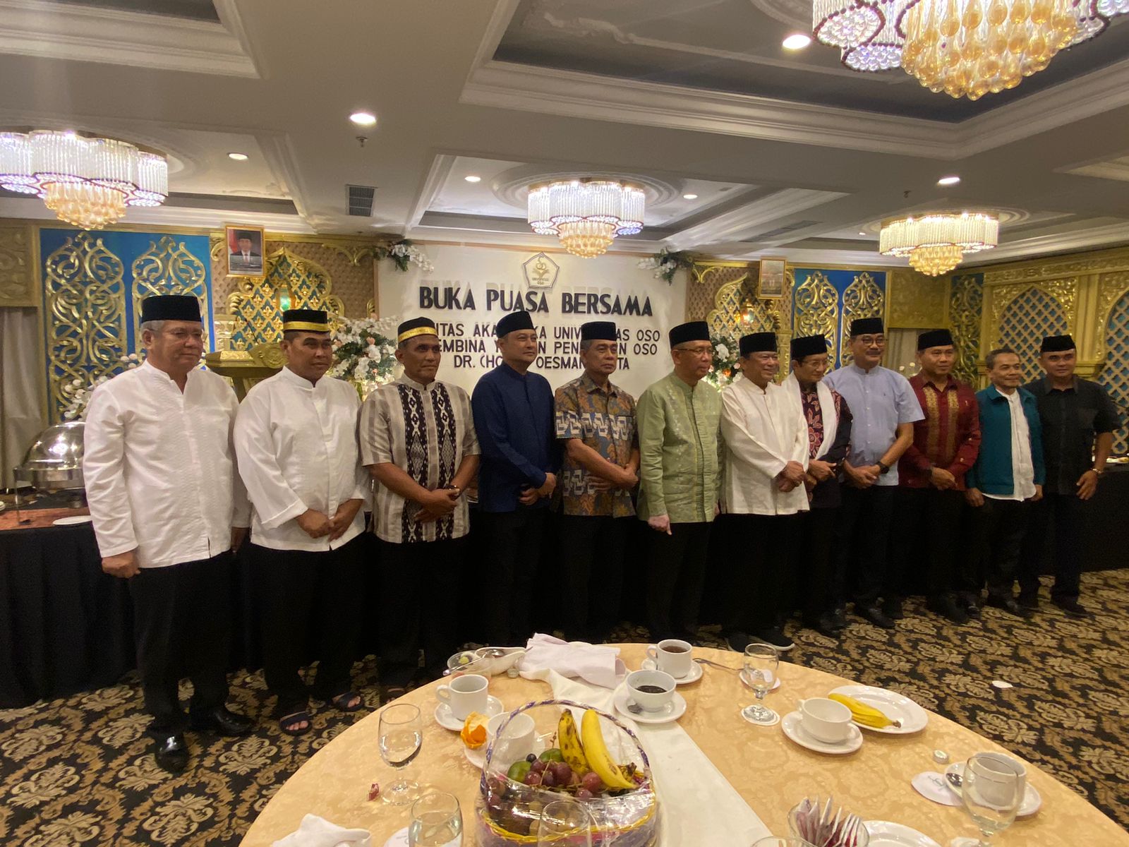 Oesman Sapta Odang (OSO) berfoto bersama para tokoh dalam acara buka puasa bersama di Grand Mahkota Hotel, Sabtu (15/04/2023). (Foto: Jauhari)