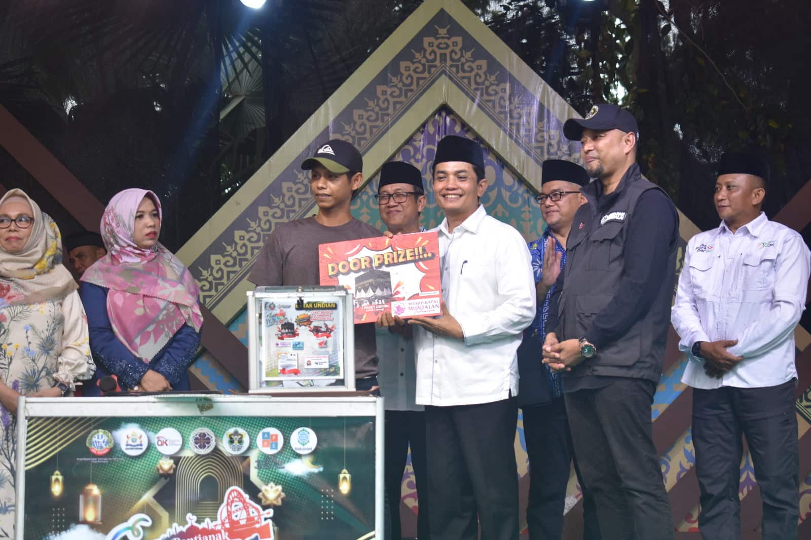 Wakil Wali Kota Pontianak, Bahasan menyerahkan hadiah berupa satu paket umroh kepada Solihin pada penutupan "Pontianak Kampong Ramadan Kreatif 2023". (Foto: Prokopim For KalbarOnline.com)