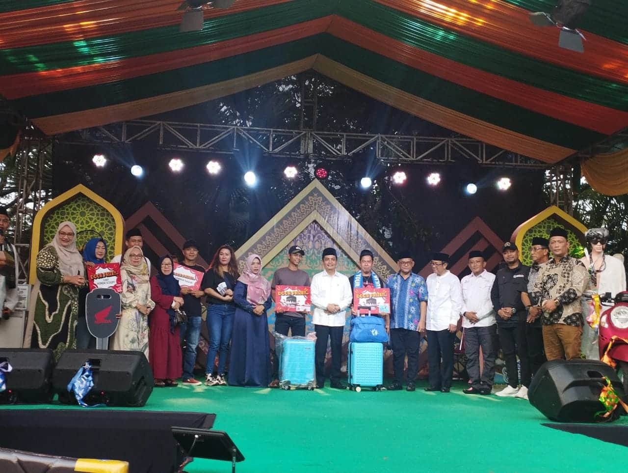 Foto bersama para pemenang hadiah undian "Pontianak Kampong Ramadhan Kreatif 2023". (Foto: Prokopim For KalbarOnline.com)