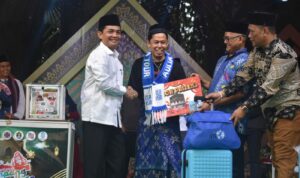 Wakil Wali Kota Pontianak, Bahasan menyerahkan hadiah satu paket umroh kepada Rendy Saputra pada penutupan "Pontianak Kampong Ramadhan Kreatif 2023". (Foto: Prokopim For KalbarOnline.com)
