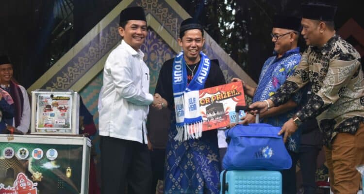 Wakil Wali Kota Pontianak, Bahasan menyerahkan hadiah satu paket umroh kepada Rendy Saputra pada penutupan "Pontianak Kampong Ramadhan Kreatif 2023". (Foto: Prokopim For KalbarOnline.com)