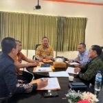 Sekda Ketapang, Alexander Wilyo memimpin rapat Tim Penilai Kinerja Pegawai Negeri Sipil (TPKPNS) di lingkungan Pemkab Ketapang, Jumat (14/04/2023). (Foto: Adi LC)