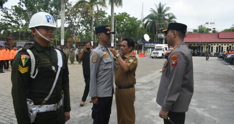 Wakil Wali Kota Pontianak, Bahasan menyematkan pita kepada petugas Opspol Ketupat Kapuas 2023. (Foto: Prokopim For KalbarOnline.com)