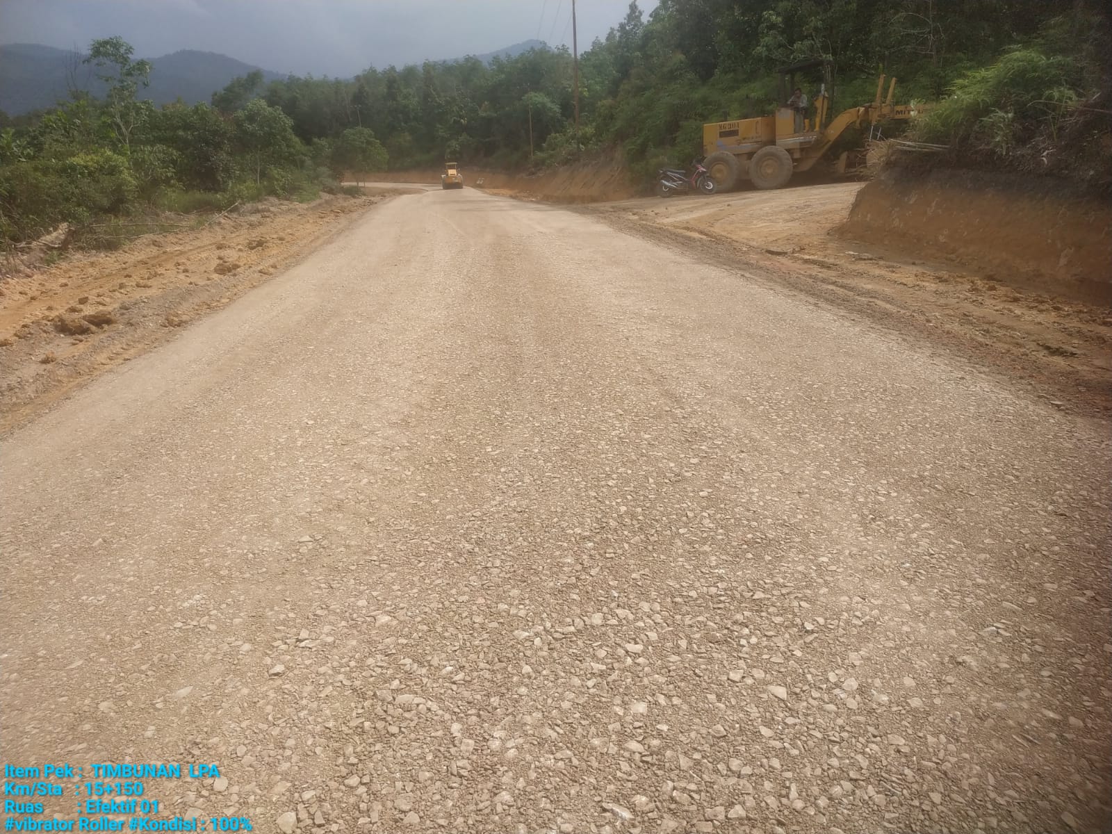 Peningkatan ruas jalan Tumbang Titi - Tanjung di Kabupaten Ketapang. (Foto: Jauhari)