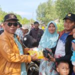 Bupati Kayong Utara, Citra Duani menyerahkan bantuan sosial di sela-sela Safari Ramadhan di Kecamatan Pulau Maya. (Foto: Santo)