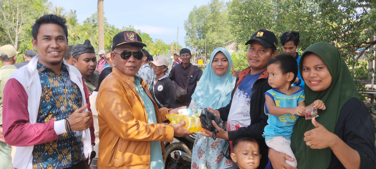 Bupati Kayong Utara, Citra Duani menyerahkan bantuan sosial di sela-sela Safari Ramadhan di Kecamatan Pulau Maya. (Foto: Santo)