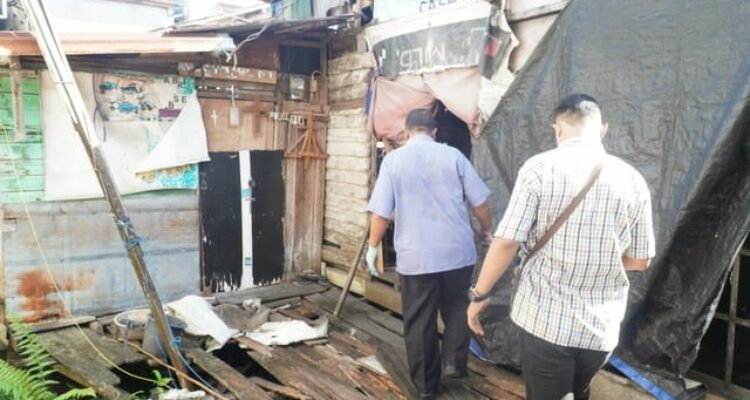 Tim Unit Inafis mendatangi TKP di Gang Pelangi, Jalan Johar, Kota Pontianak. (Foto: Jauhari)