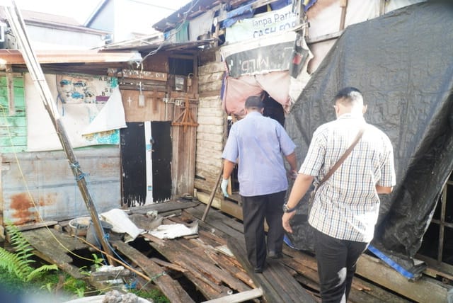 Tim Unit Inafis mendatangi TKP di Gang Pelangi, Jalan Johar, Kota Pontianak. (Foto: Jauhari)