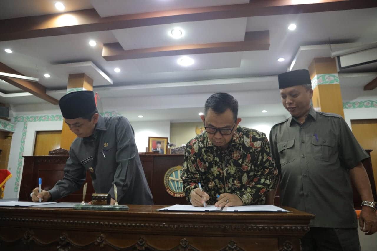 Penandatanganan berita acara rekomendasi DPRD terhadap LKPJ Wali Kota Pontianak. (Foto: Prokopim/Kominfo For KalbarOnline.com)