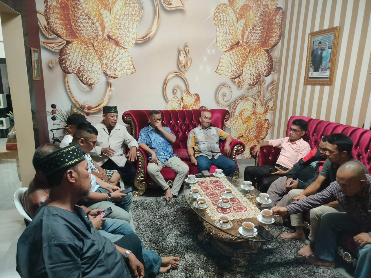 Persaudaraan Sambas Serantau (PaSS) membahas persiapan kegiatan acara halal bihalal akbar atau Tumpahan Salok 2023 yang akan diselenggarakan di gedung Pontianak Convention Center (PCC). (Foto: Jauhari)