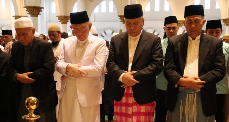 Gubernur Kalbar Sutarmidji dan Sekda Kalbar Harisson saat menunaikan Salat Idul Fitri di Masjid Mujahidin Pontianak