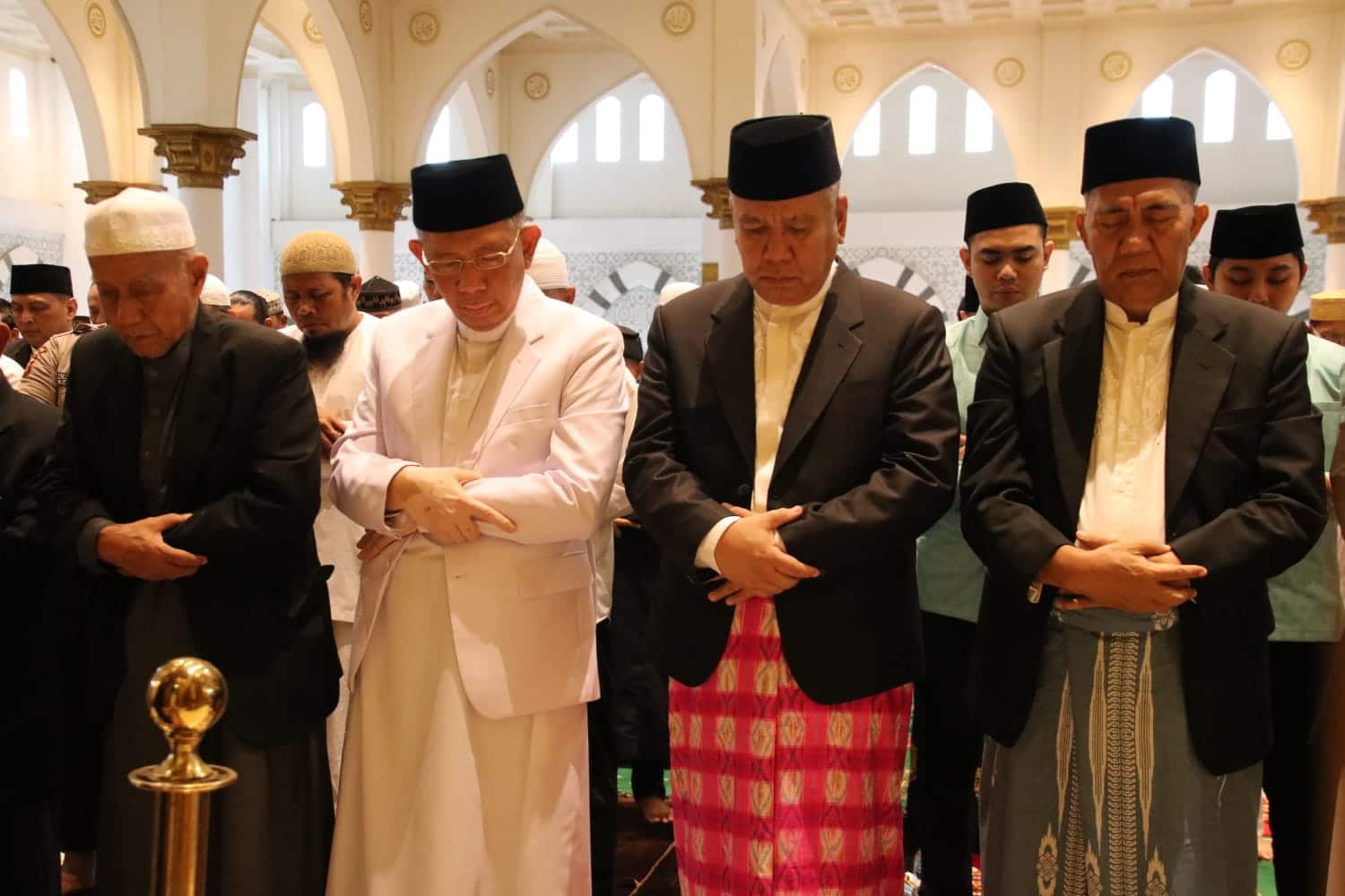 Gubernur Kalbar Sutarmidji dan Sekda Kalbar Harisson saat menunaikan Salat Idul Fitri di Masjid Mujahidin Pontianak