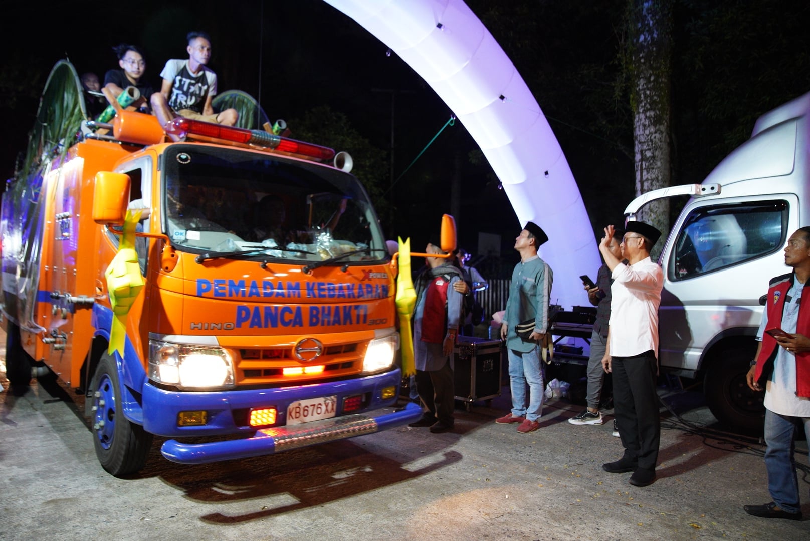 Iring-iringan kendaraan damkar swasta peserta Pawai Takbir Keliling dilepas oleh Wali Kota Pontianak Edi Rusdi Kamtono. (Foto: Prokopim For KalbarOnline.com)
