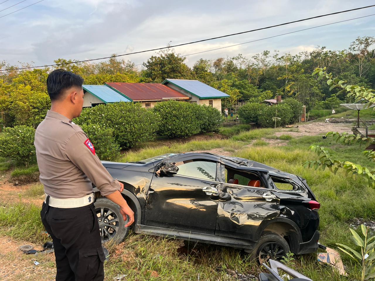 Petugas kepolisin melakukan pengecekan lokasi TKP kecelakaan. (Foto: Humas Polres Kubu Raya)