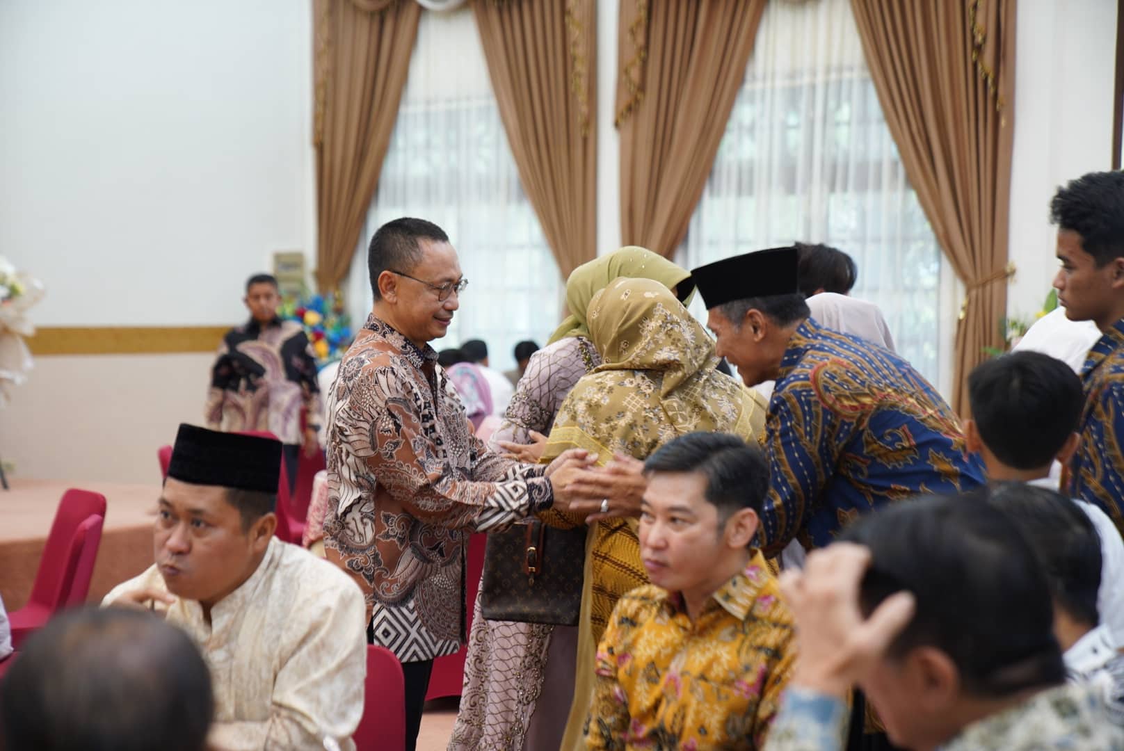 Wali Kota Pontianak, Edi Rusdi Kamtono bersalaman dengan tamu yang hadir pada open house di kediaman dinasnya. (Foto: Prokopim For KalbarOnline.com)