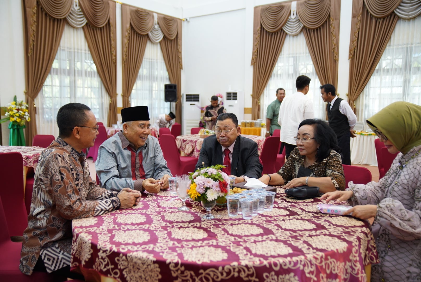 Wali Kota Pontianak, Edi Rusdi Kamtono berbincang dengan Anggota DPR RI, Cornelis. (Foto: Prokopim For KalbarOnline.com)