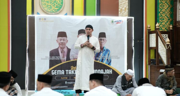 Wakil Bupati Kapuas Hulu, Wahyudi Hidayat memberikan sambutan dalam acara Gema Takbir Darunnajah, di Masjid Agung Darunnajah Putussibau, Jumat (19/04/2023). (Foto: Ishaq)