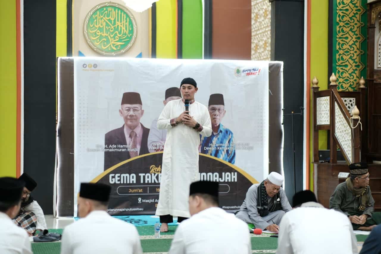 Wakil Bupati Kapuas Hulu, Wahyudi Hidayat memberikan sambutan dalam acara Gema Takbir Darunnajah, di Masjid Agung Darunnajah Putussibau, Jumat (19/04/2023). (Foto: Ishaq)
