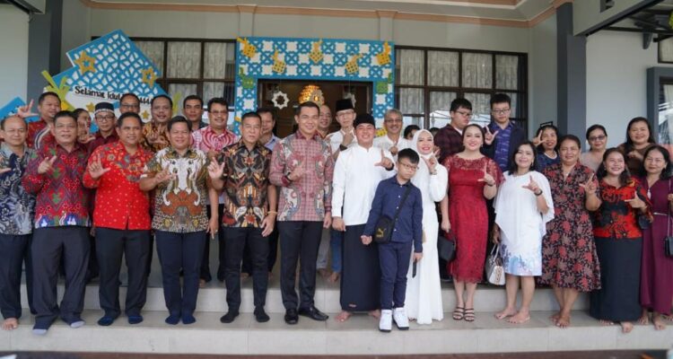 Bupati Kapuas Hulu, Fransiskus Diaan berfoto bersama di kediaman Wakil Bupati Kapuas, Wahyudi Hidayat, Sabtu (22/04/2023). (Foto: Ishaq)