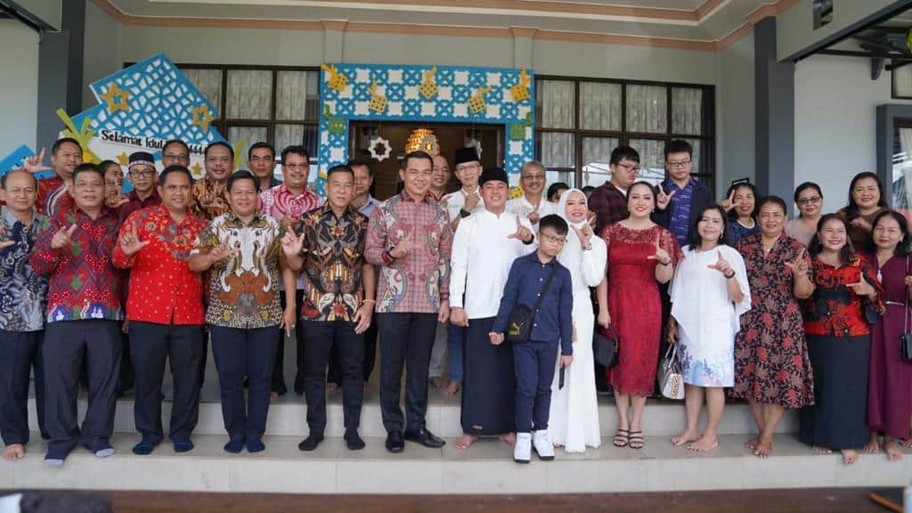 Bupati Kapuas Hulu, Fransiskus Diaan berfoto bersama di kediaman Wakil Bupati Kapuas, Wahyudi Hidayat, Sabtu (22/04/2023). (Foto: Ishaq)
