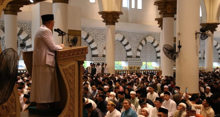 Gubernur Kalbar, Sutarmidji memberikan kata sambutan di sela-sela pelaksanaan Shalat Ied berjemaah di Masjid Raya Mujahidin Pontianak, Sabtu (22/04/2023). (Foto: Biro Adpim For KalbarOnline.com)