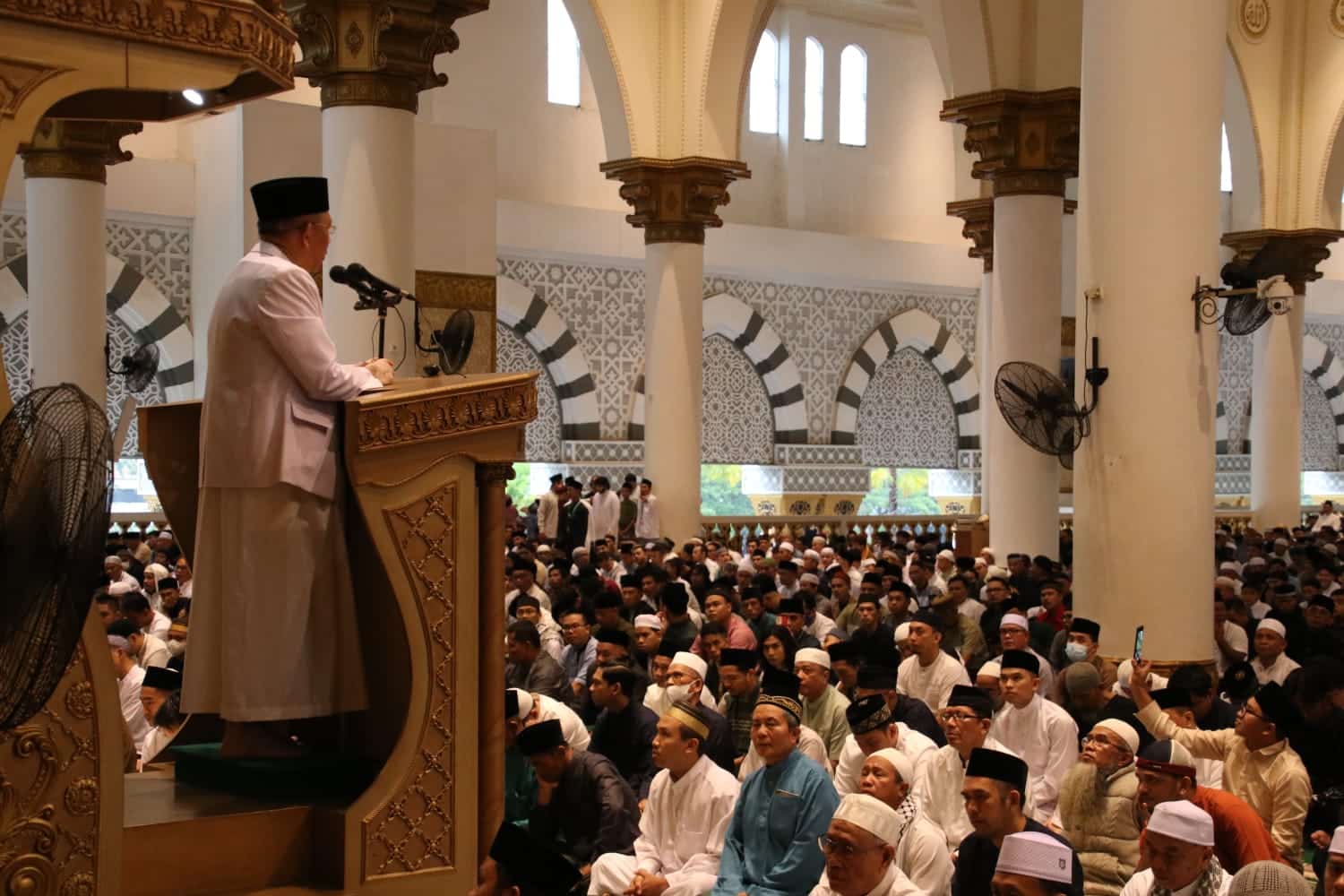 Gubernur Kalbar, Sutarmidji memberikan kata sambutan di sela-sela pelaksanaan Shalat Ied berjemaah di Masjid Raya Mujahidin Pontianak, Sabtu (22/04/2023). (Foto: Biro Adpim For KalbarOnline.com)