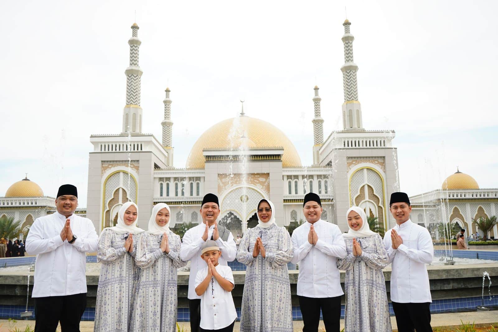 Wakil Gubernur Kalimantan Barat, Ria Norsan bersama keluarga. (Foto: Biro Adpim For KalbarOnline.com)