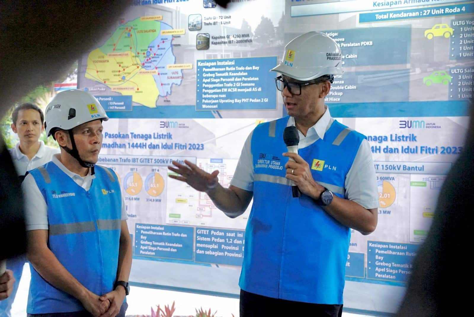 Direktur Utama PLN, Darmawan Prasodjo memberikan arahan langsung kepada petugas lapangan. (Foto: PLN)