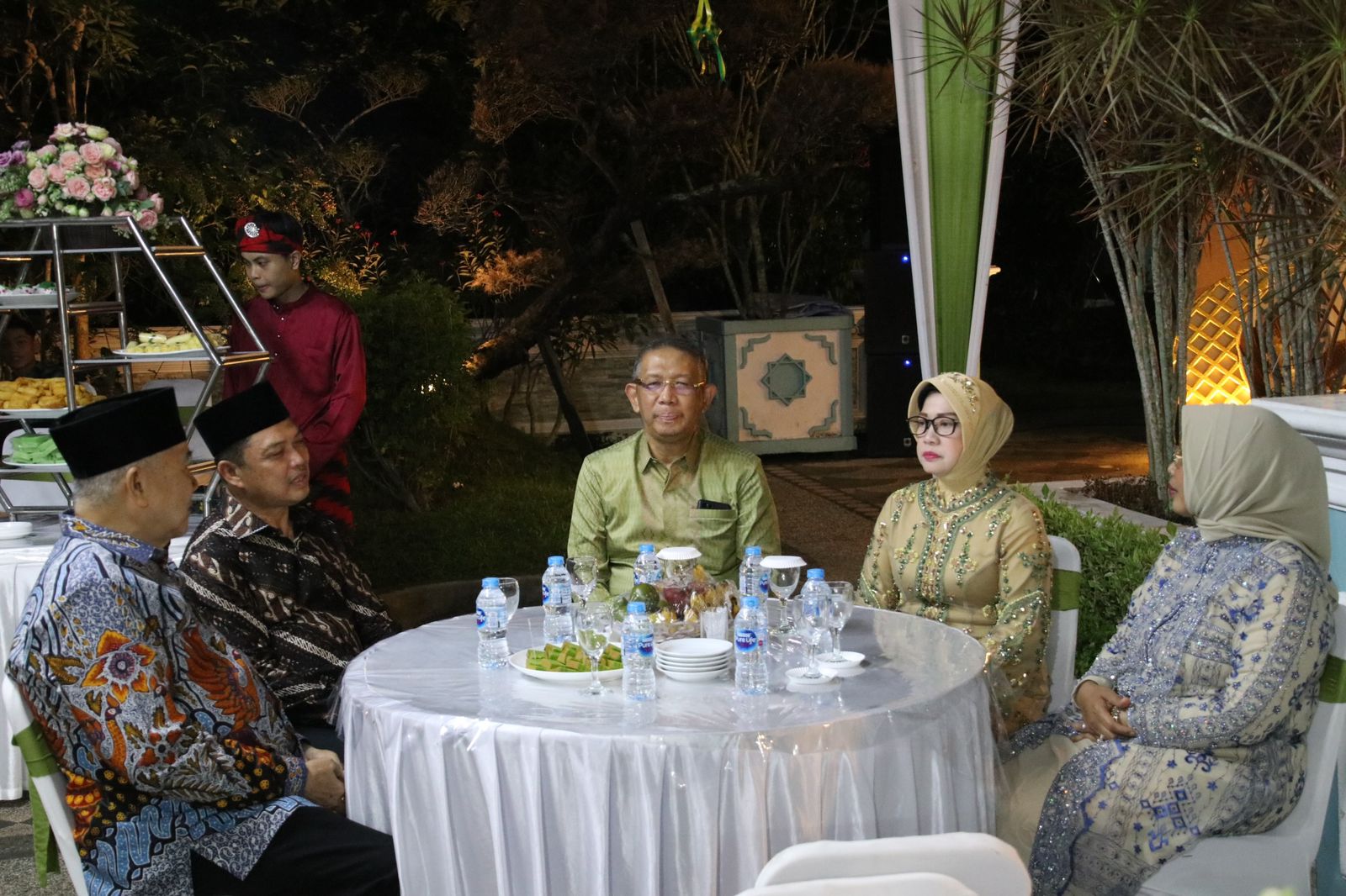 Wakil Gubernur Kalbar, Ria Norsan bersama istri menerima kehadiran Gubernur Kalbar, Sutarmidji dan istri di kediaman Ria Norsan di Jalan P Natakusuma, Kota Pontianak, Senin (24/04/2023). (Foto: Biro Adpim For KalbarOnline.com)