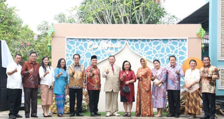 Wakil Gubernur Kalbar, Ria Norsan bersama istri, berfoto dengan para tamu undangan yang hadir pada acara open house di kediaman Ria Norsan di Jalan P Natakusuma, Kota Pontianak, Senin (24/04/2023). (Foto: Biro Adpim For KalbarOnline.com)