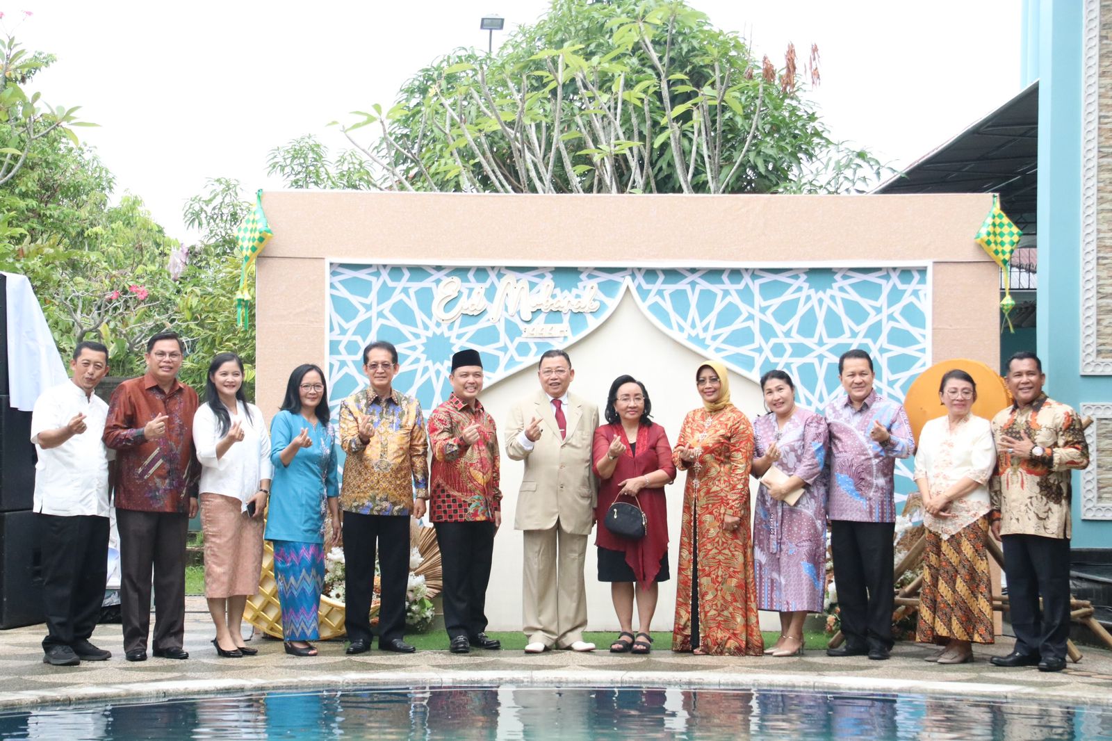 Wakil Gubernur Kalbar, Ria Norsan bersama istri, berfoto dengan para tamu undangan yang hadir pada acara open house di kediaman Ria Norsan di Jalan P Natakusuma, Kota Pontianak, Senin (24/04/2023). (Foto: Biro Adpim For KalbarOnline.com)