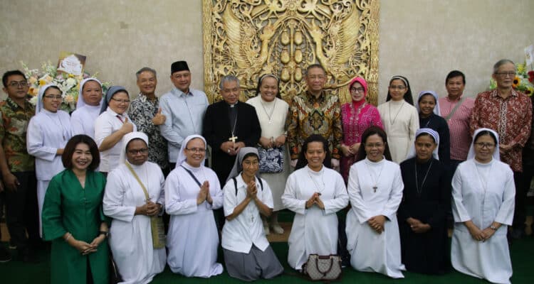 Gubernur Kalbar, Sutarmidji berfoto bersama jajaran Forkopimda dan rombongan uskup. (Foto: Jauhari)